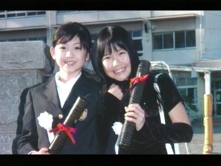 妙子と晴美の卒業写真。左:小川真奈、右:森まりな
