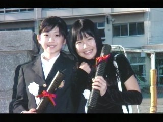 妙子と晴美の卒業写真。左:小川真奈、右:森まりな 妙子と晴美の卒業写真。左:小川真奈、右:森まりな