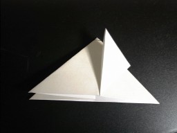 5. 三角の右半分を二つ折りにします。